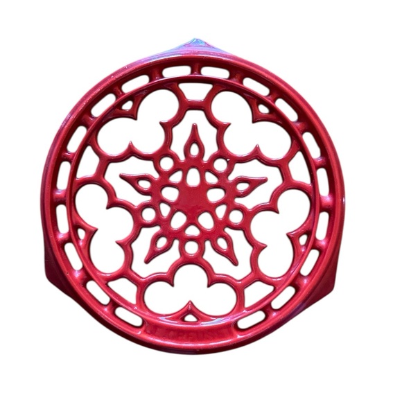 LE CREUSET Enameled Cast Iron Trivet in Cerise Cherry Red 8” - Picture 1 of 8